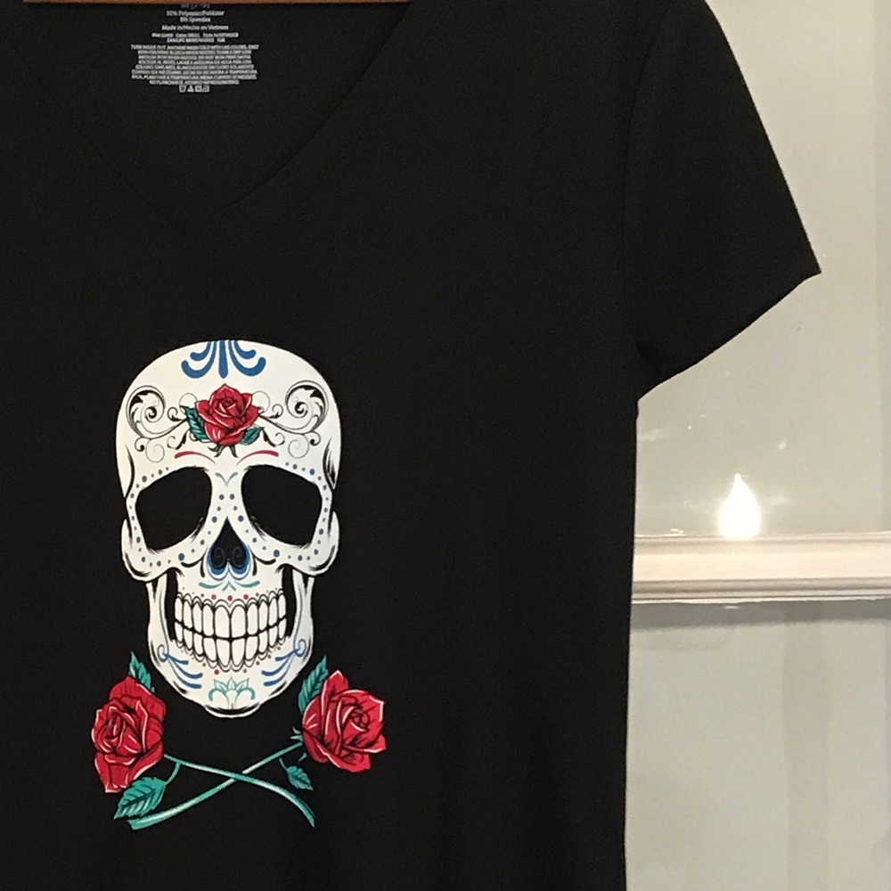 LDONATED Skull & Roses soft v-neck tee NWOT